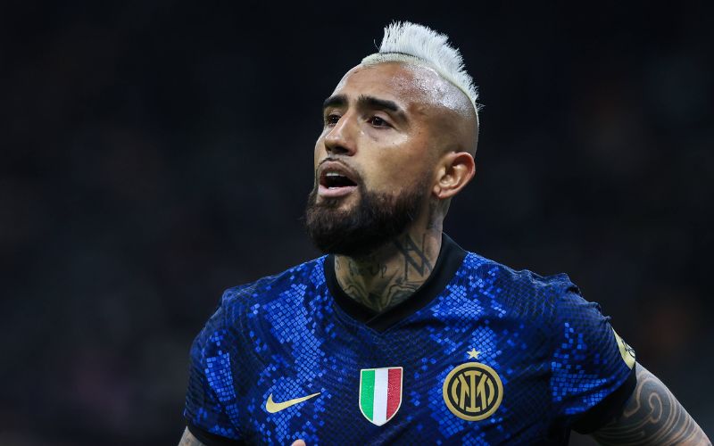 Arturo Vidal tranh chấp không khoan nhượng với đối thủ