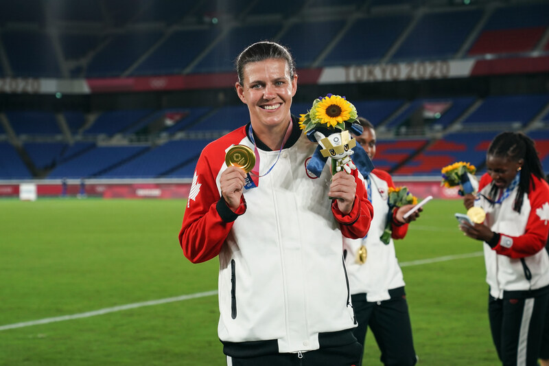 Christine Sinclair nâng cao huy chương