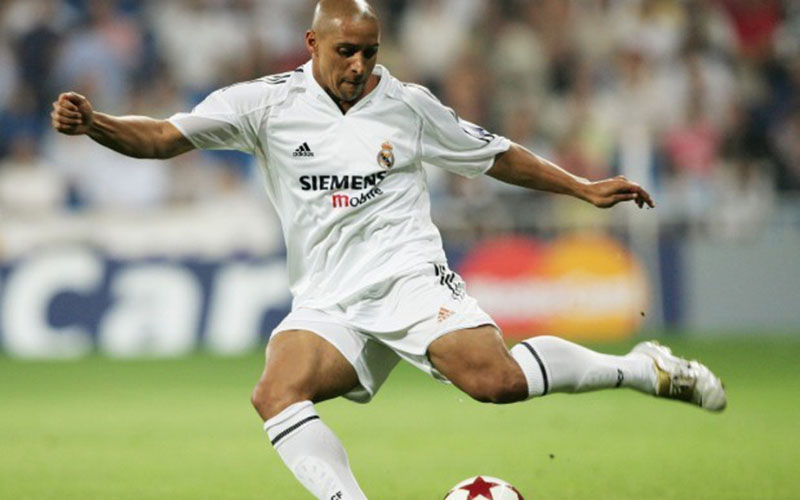 Cú Sút Phạt Huyền Thoại chứng minh khả năng siêu phàm của Roberto Carlos