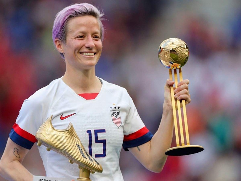 Megan Rapinoe nhận được giải chiếc giày vàng và quả bóng vàng tại World Cup 2019