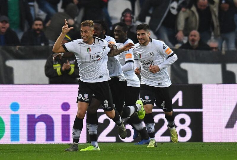Spezia Calcio có màu sắc truyền thống trắng và đen